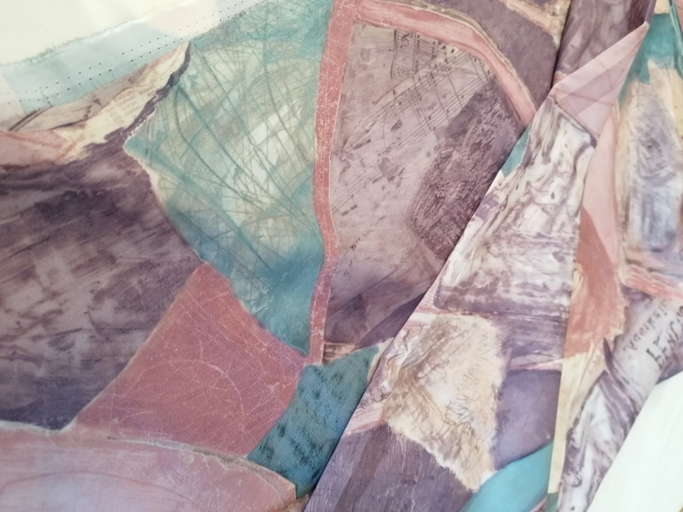 Paarse viscose met speels abstract dessin