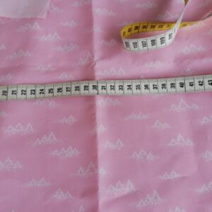 roze nylon met witte bergjes op 2m