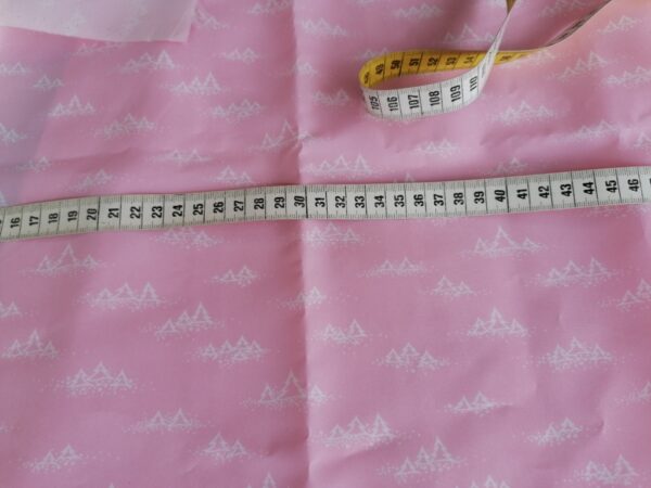 roze nylon met witte bergjes op 2m