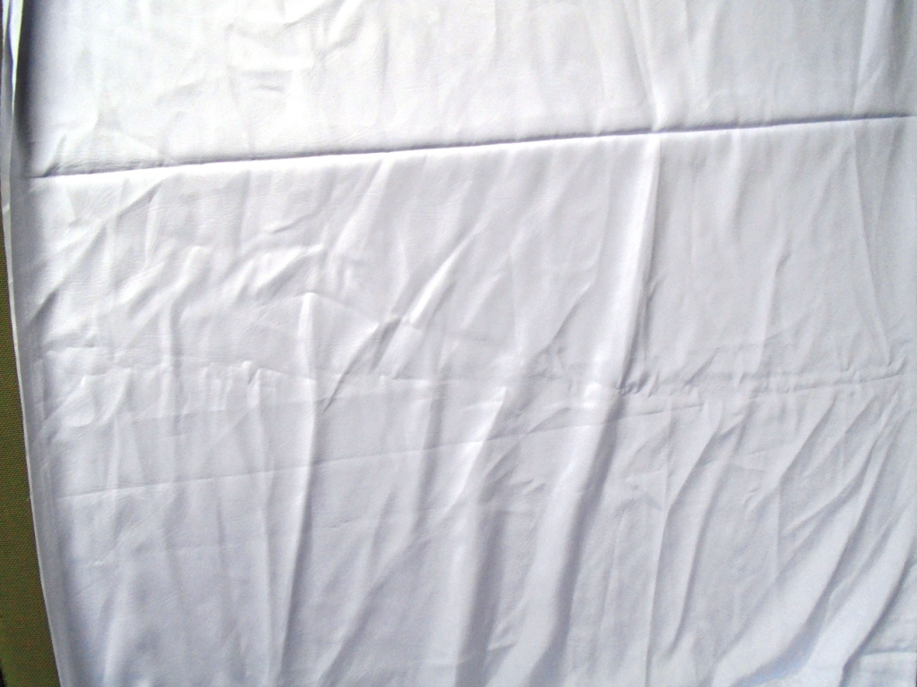 witte egale viscose satijn 1,45 op 1,20 m - Afbeelding 2