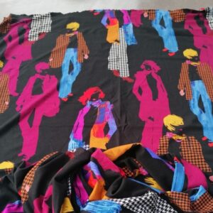 Zwarte jersey met personen op 1,90m