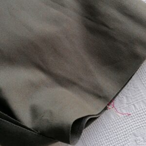 Vintage wollen stof in bruin, blauw en grijs gemêleerd. Stevig en vormvast, ideaal voor blazer of rok.