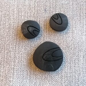 zwart knoopje met gravering 15mm