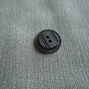 zwarte knoop met verhoging en ribbels