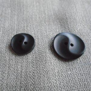 Zwarte knoop met relief 16mm