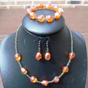 setje  van oranje rode glaskralen en  grijze geslepen kristallen