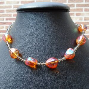 halsketting met oranje rode glaskralen en  grijze geslepen kristallen