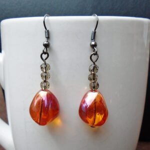 oorbellen met oranje rode glaskralen en  grijze geslepen kristallen