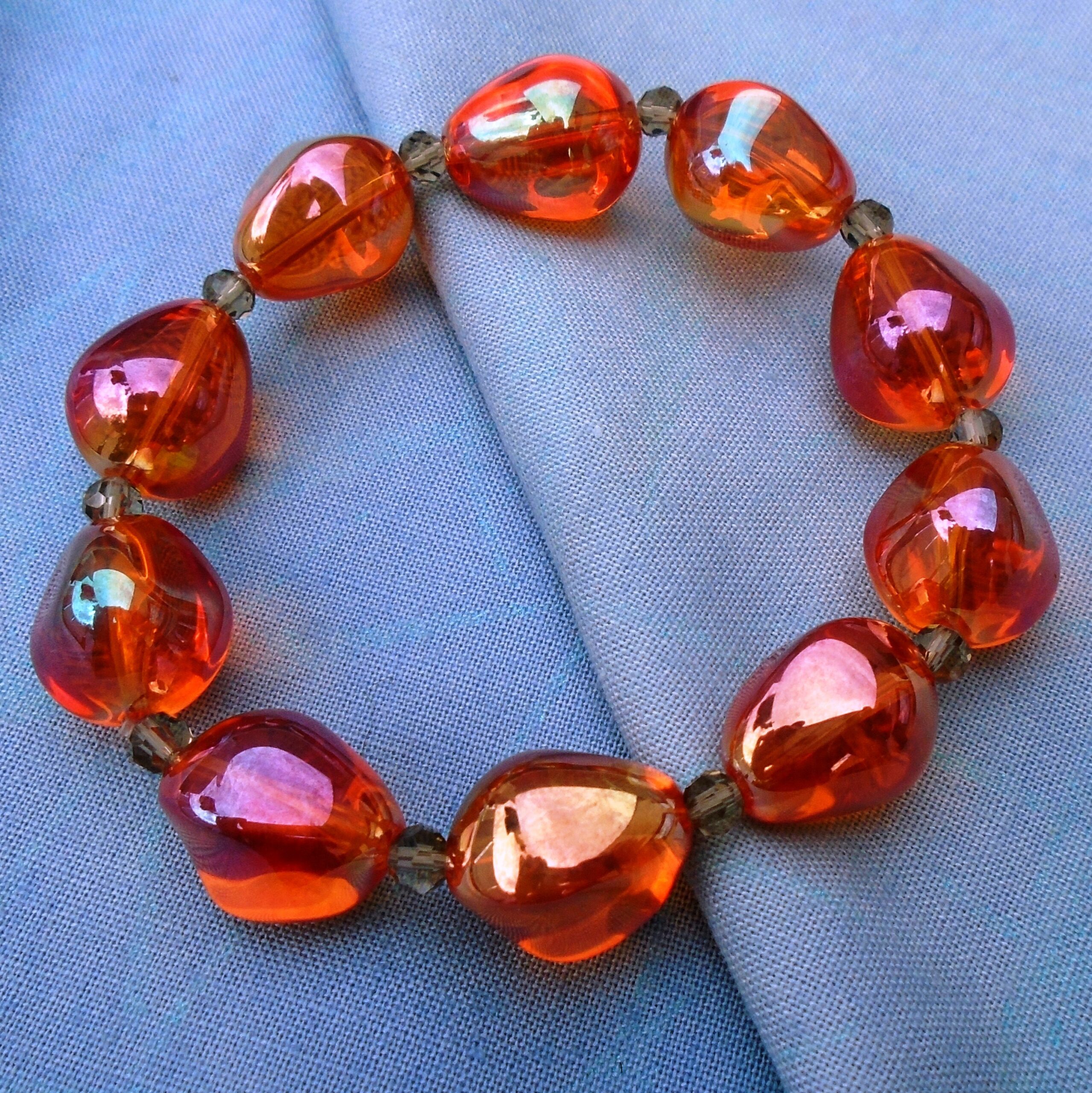 armband met oranje rode glaskralen en grijze geslepen kristallen