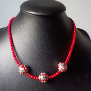 halsketting met  koraalkraaltjes en 3  kashmirikralen