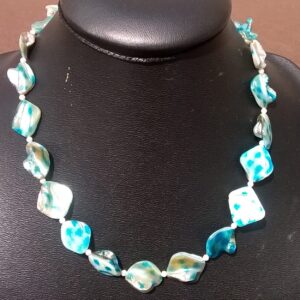 halsketting met   hemelsblauw geaderd parelmoer kralen