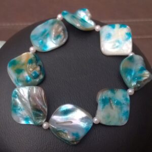 armband met  hemelsblauw geaderd parelmoer kralen