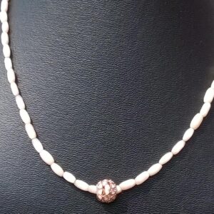 ketting van beige  cateye kralen met een fantasie kraal