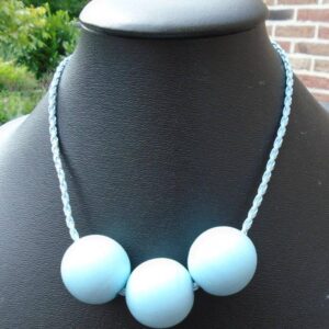 halsketting kralen op gevlochten  koord.