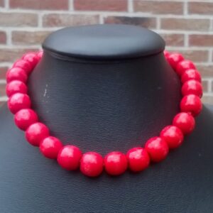 ketting van  houten kralen op  koord