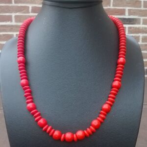 ketting met rode houten kralen en rondellen