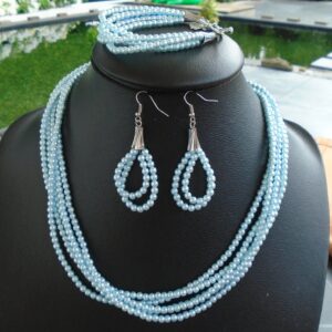 kleine lichtblauwe pareltjes