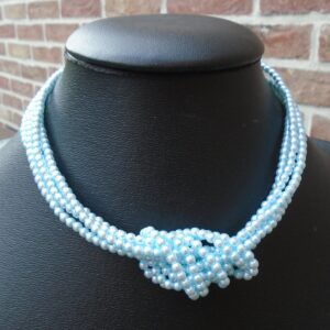 halsketting met kleine lichtblauwe pareltjes