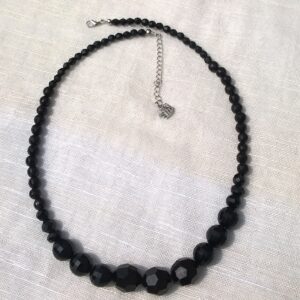 halsketting met  zwarte kunststof facetkralen