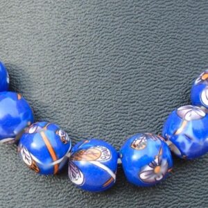 Blauwe kralen  op witte koord