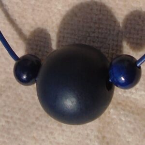 ketting  met 3 houten kralen