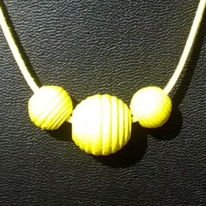 3 houten kralen op suede koord