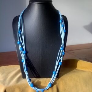 lichtblauwe koord met blauwe houten kralen