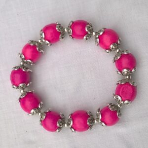 fel roze houten kralen omgeven door  kapje