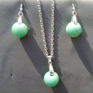 lichtgroene bolletjes aan hanger