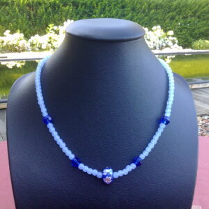 lichtblauwe kralen met enkele donkere