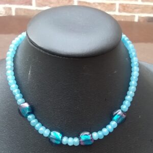 halsketting met lichtblauw kralen