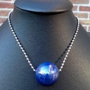 blauwe keramieken bol aan bolletjes ketting