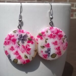 parelmoer kraal witte ondergrond en gekleurde bloemetjes