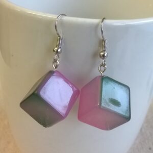 blokjes oorbellen in rose en groen