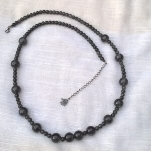 halsketting  met kleine en dikke zwarte crackle kralen