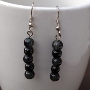 oorbellen met kleine zwarte crackle kralen