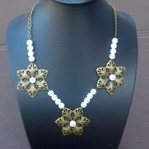 halsketting  koperen bloemen met wit kraaltje