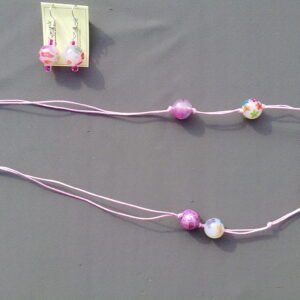 roze koortje met kraaltes