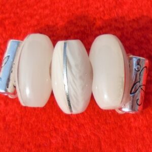 witte en matalen kralen