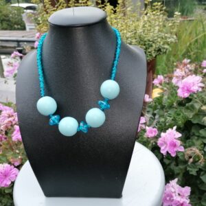 halsketting met houten  en glazen kralen