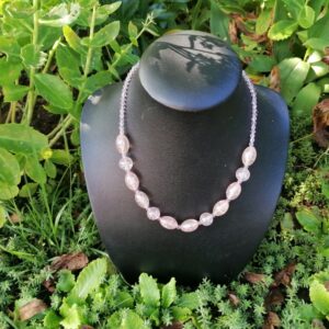 halsketting met  lichtroze kralen met glitter  en roze  geslepen glaskraaltjes