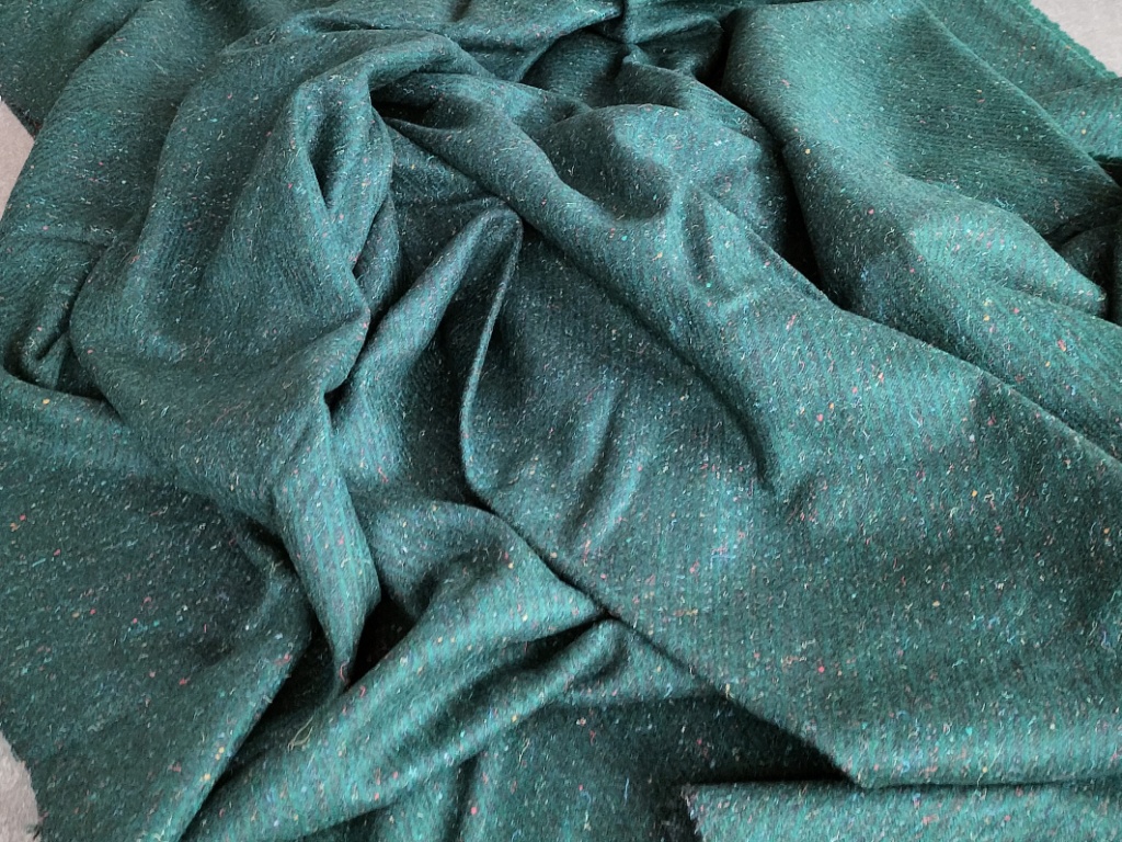 vintage groene wollen stof met spikkeltjes 2,4m