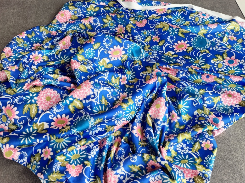 glanzende zijdezachte jersey blauw bloemen 2m
