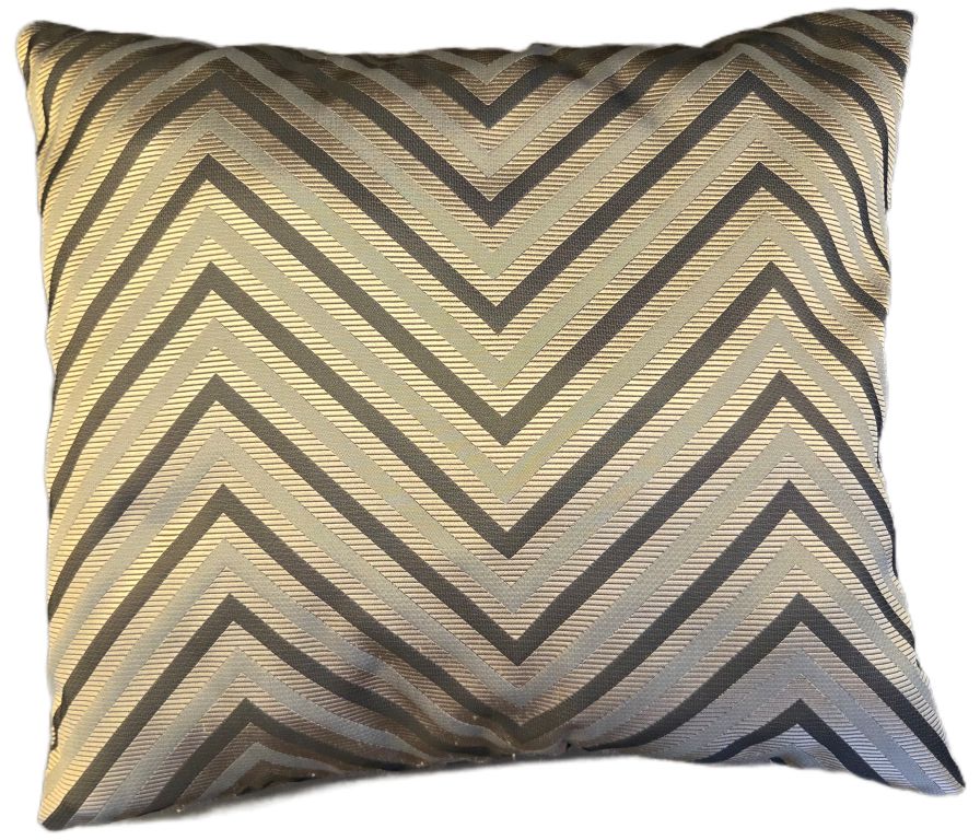 Detail van zigzag strepen in beige en grijs op kussenhoes
