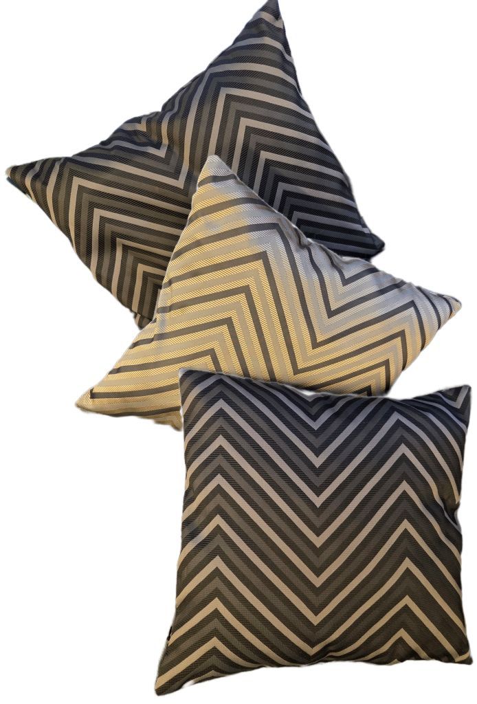 Combinatie van beige en grijze kussenhoezen met zigzag