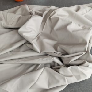 Soepele katoenen keperstof beige