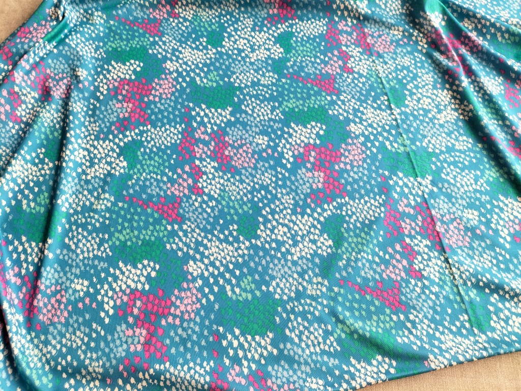 Zijdezachte jersey met vlekjes – stof in detail