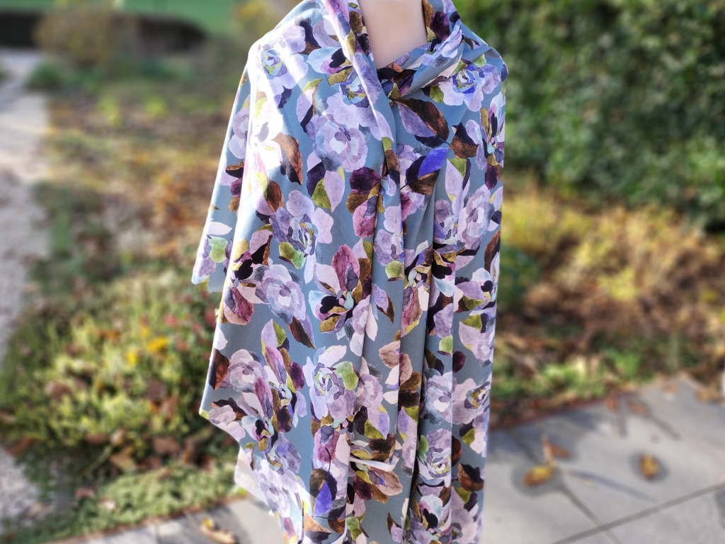 Dubbele jersey petrol met paarse bloemen op paspop