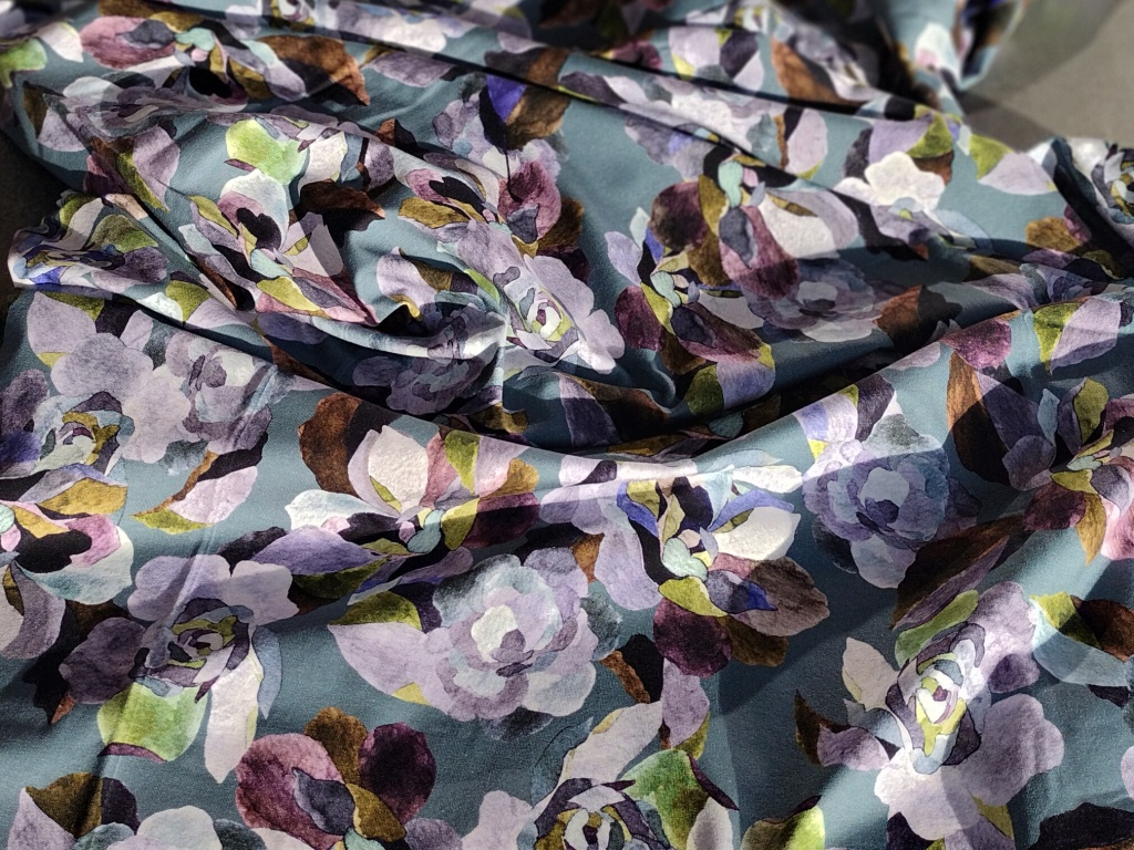 Gedrapeerde dubbele jersey petrolblauw met bloemen