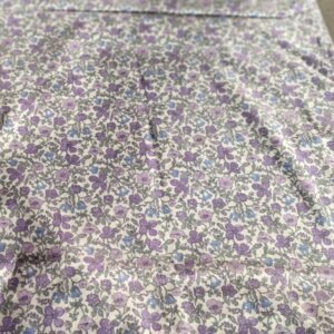 opeline lila bloemetjes duurzaam — wit met kleine lila bloempatroon plat — VivCreatiV